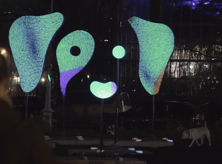Geleidehond in spotlight op Amsterdam Light Festival met kunstwerk Filos