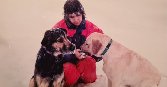 Ellen met haar honden in de sneeuw
