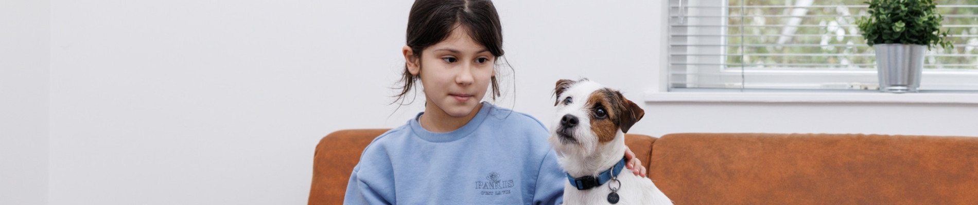 Meisje en hond op de bank
