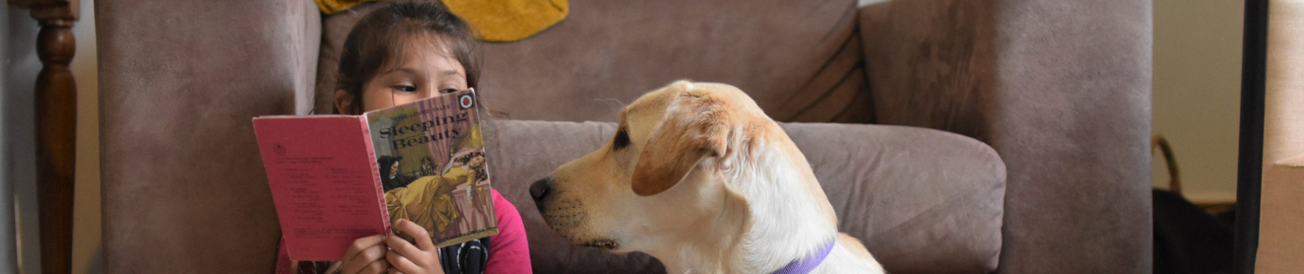 meisje leest hond voor