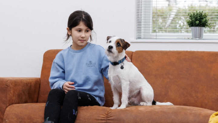 Meisje en hond op de bank
