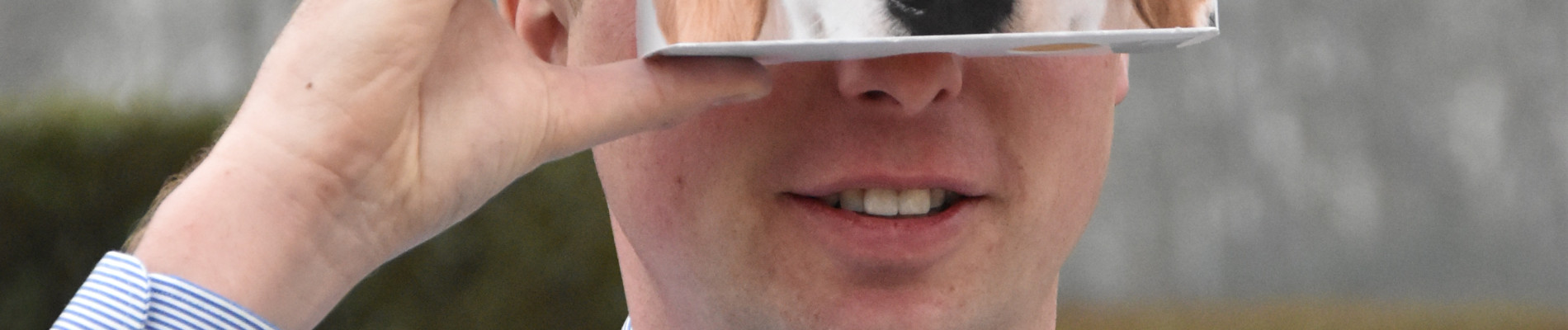 Een man kijkt door een virtual reality bril naar de 360 graden video